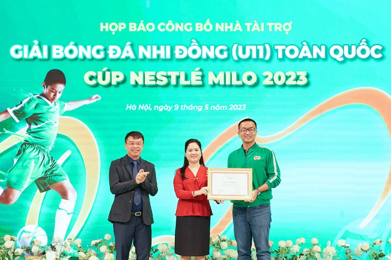 hinh-anh-bat-buoc-co-trong-bai-tai-le-hop-bao-nestle-viet-nam-da-vinh-du-don-nhan-bang-khen-tu-lien-doan-bong-da-viet-nam-cho-chuong-trinh-nang-dong-viet-nam-ghi-nhan-nhung-thanh-tic-1683632703.jpg