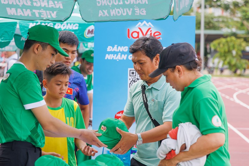 nham-mang-den-san-choi-the-thao-da-dang-va-ren-luyen-y-chi-ben-bi-cho-cac-em-hoc-sinh-nestle-milo-da-ho-tro-40-bo-khung-thanh-10000-trai-bong-24000-bo-dong-phuc-thi-dau-da-duoc-nestl-1684822103.jpg