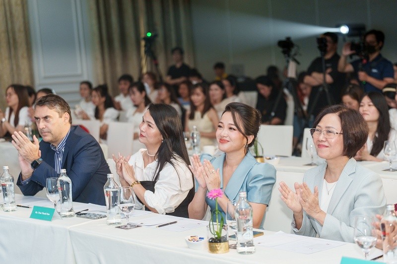 cac-dai-bieu-tham-gia-su-kien-tu-trai-sang-ba-le-thi-tu-quynh-truong-phong-marketing-nestle-viet-nam-ba-hong-phuong-mc-va-bien-tap-vien-tien-si-pham-diep-thuy-duong-nguyen-giang-v-1685026651.jpg