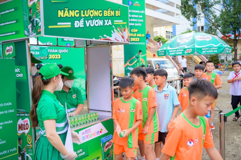 dong-hanh-cung-giai-bong-da-nhi-dong-u11-toan-quoc-nam-2023-ben-canh-16-suat-hoc-bong-co-chi-thi-nen-nhan-hang-nestle-milo-cung-da-tai-tro-nhieu-hang-muc-khac-bao-gom-dong-phuc-1691305561.jpg