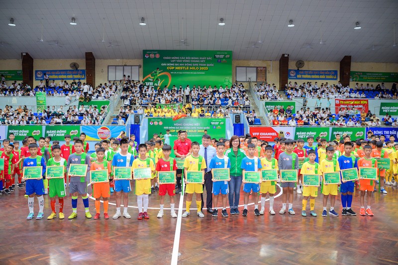 hinh-anh-can-co-trong-bai-trong-khuon-kho-cua-giai-dau-nestle-milo-da-trao-tang-16-suat-hoc-bong-co-chi-thi-nen-cho-16-em-cau-thu-no-luc-vuot-qua-kho-khan-cua-ban-than-trong-hanh-t-1691305410.jpg